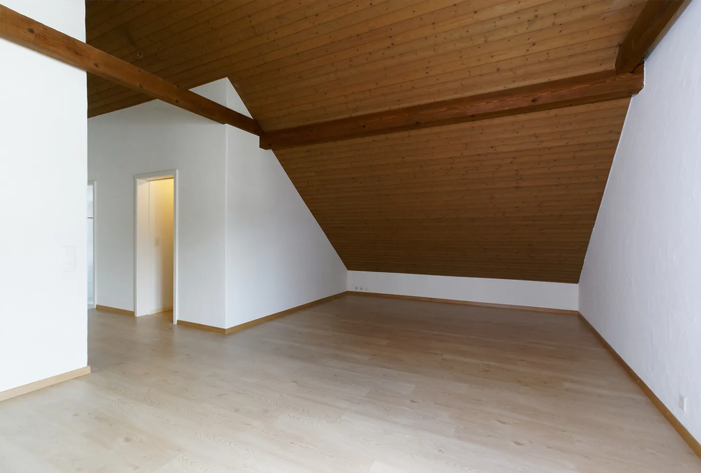 Appartement sous les toits spacieux pour vivre et travailler - Photo 10 sur 15