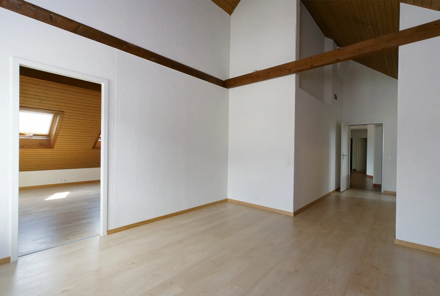 Appartement sous les toits spacieux pour vivre et travailler - Photo 11 sur 15