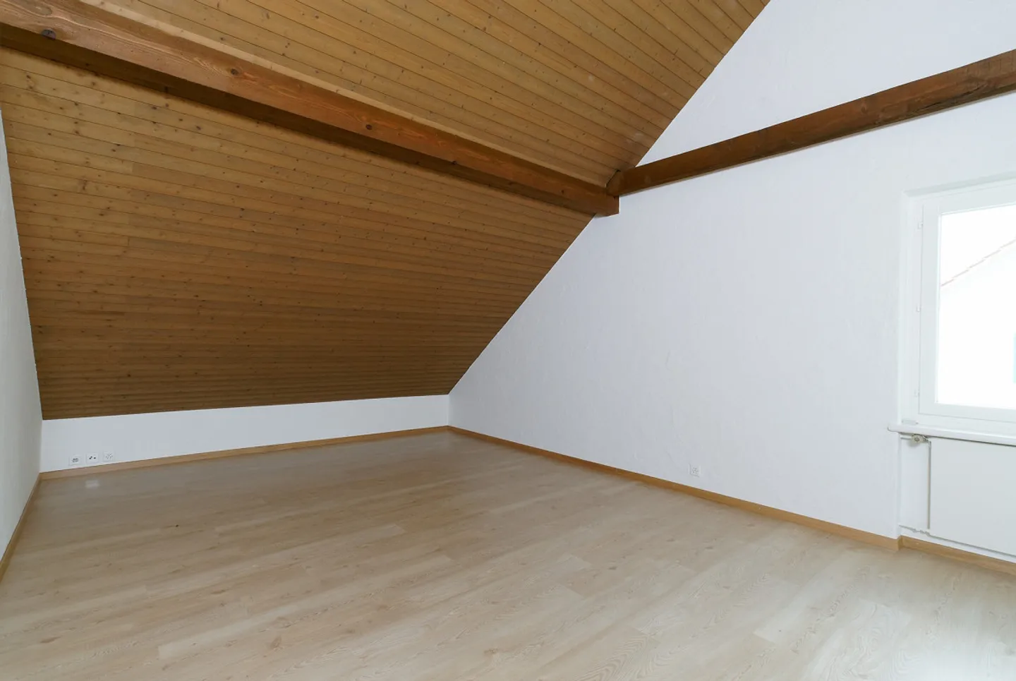 Appartement sous les toits spacieux pour vivre et travailler - Photo 12 sur 15