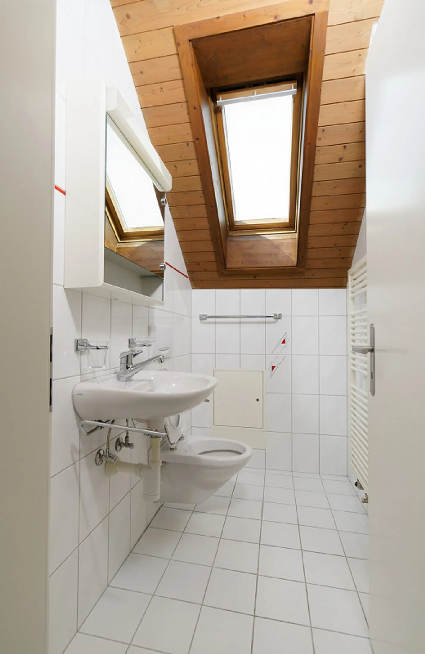 Appartement sous les toits spacieux pour vivre et travailler - Photo 13 sur 15