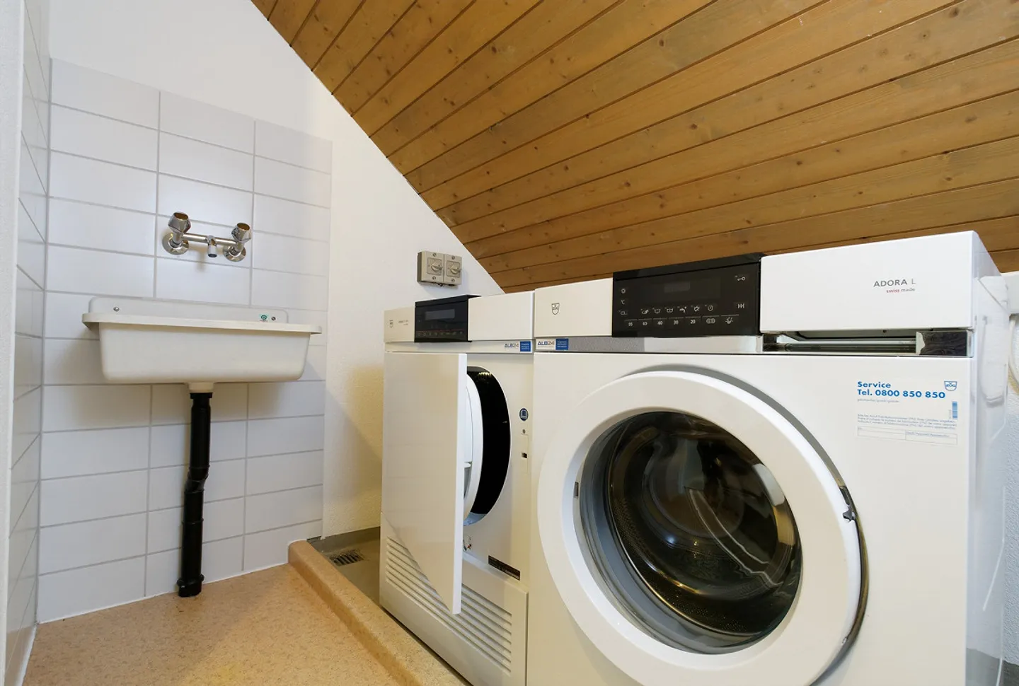 Appartement sous les toits spacieux pour vivre et travailler - Photo 14 sur 15