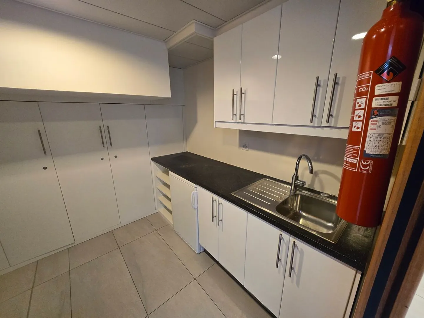 PRESTIGIOUS OFFICE RENTAL IN MALAGNOU, GENEVA - Photo 8 of 9