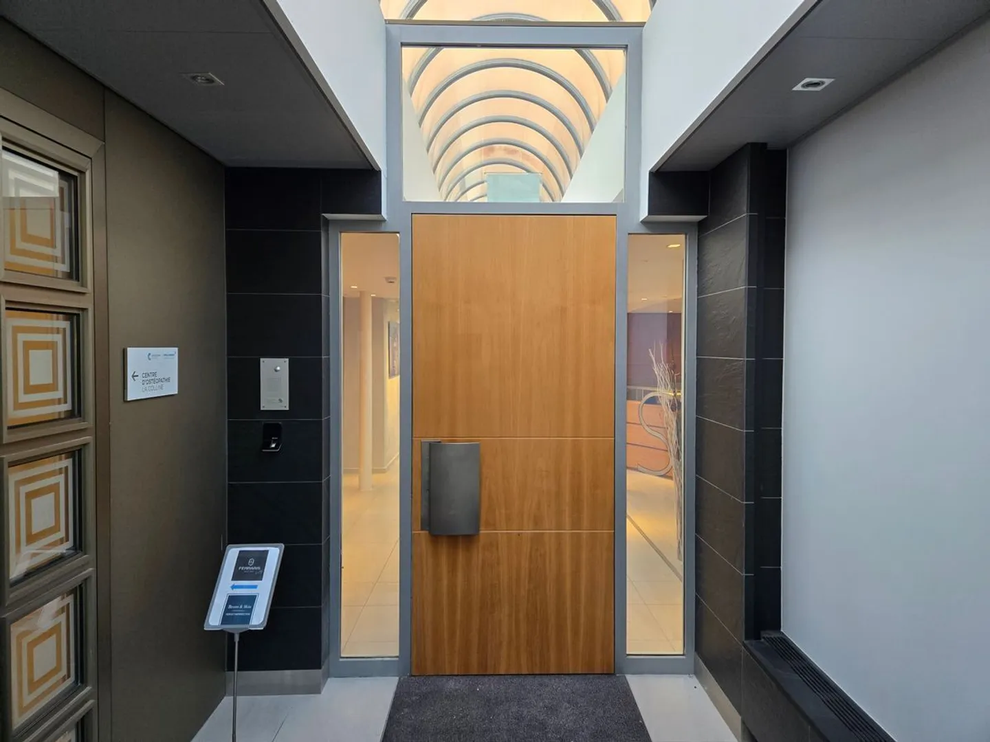 PRESTIGIOUS OFFICE RENTAL IN MALAGNOU, GENEVA - Photo 4 of 9