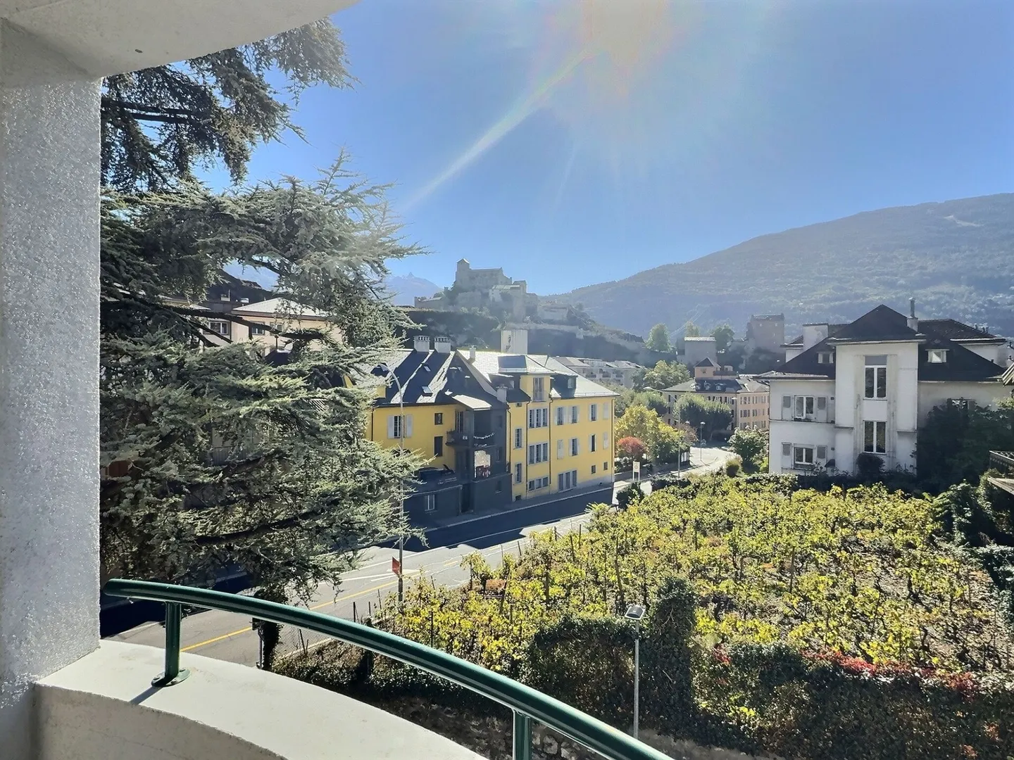 Spazioso appartamento 5½ con vista sui castelli - Foto 7 di 8