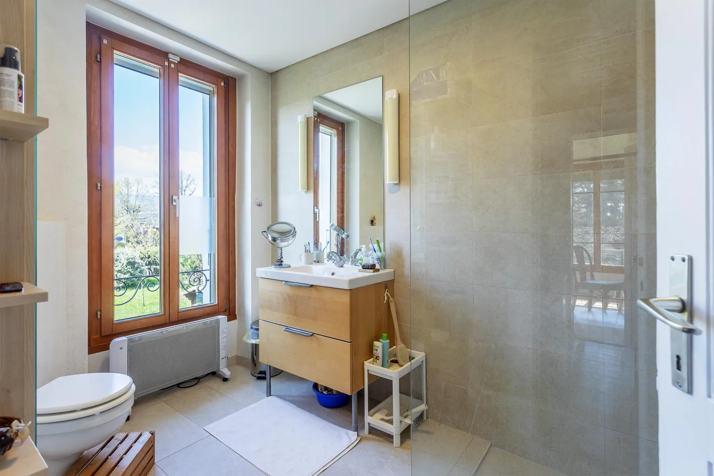 In esclusiva - Incantevole proprietà familiare con annesso, in un contesto verde - Foto 7 di 12