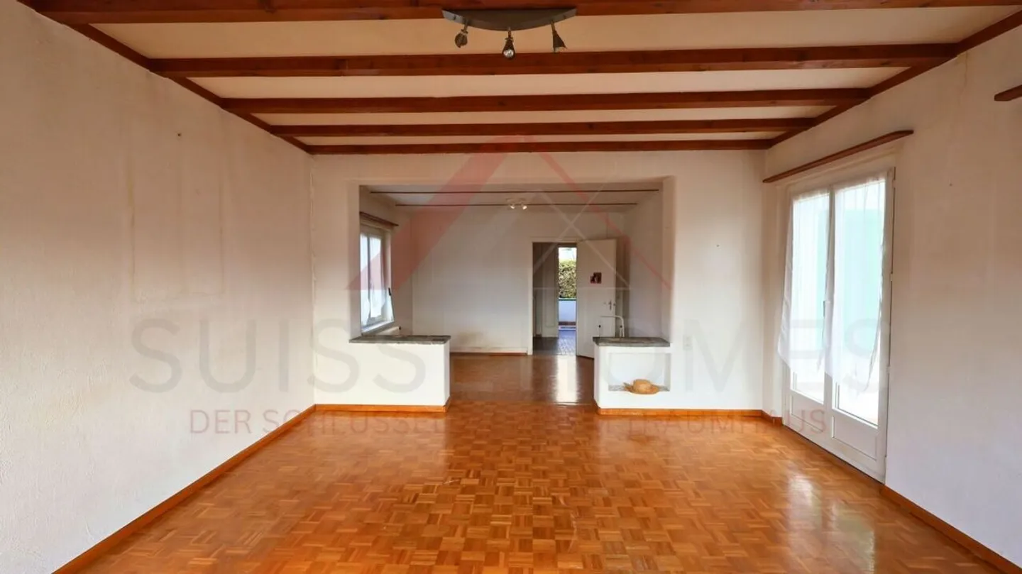 Extraordinary panorama and absolute tranquility – a charming house with 4.5 rooms and two large terraces on a plot of 680 m² - Photo 2 of 20