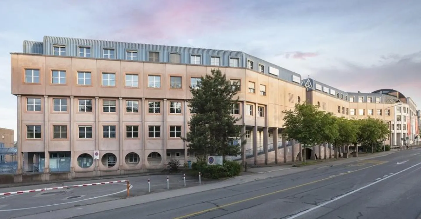 HERVORRAGENDER GEWERBLICHER RAUM NUR WENIGE SCHRITTE VOM BAHNHOF ENTFERNT! - Foto 1 von 4