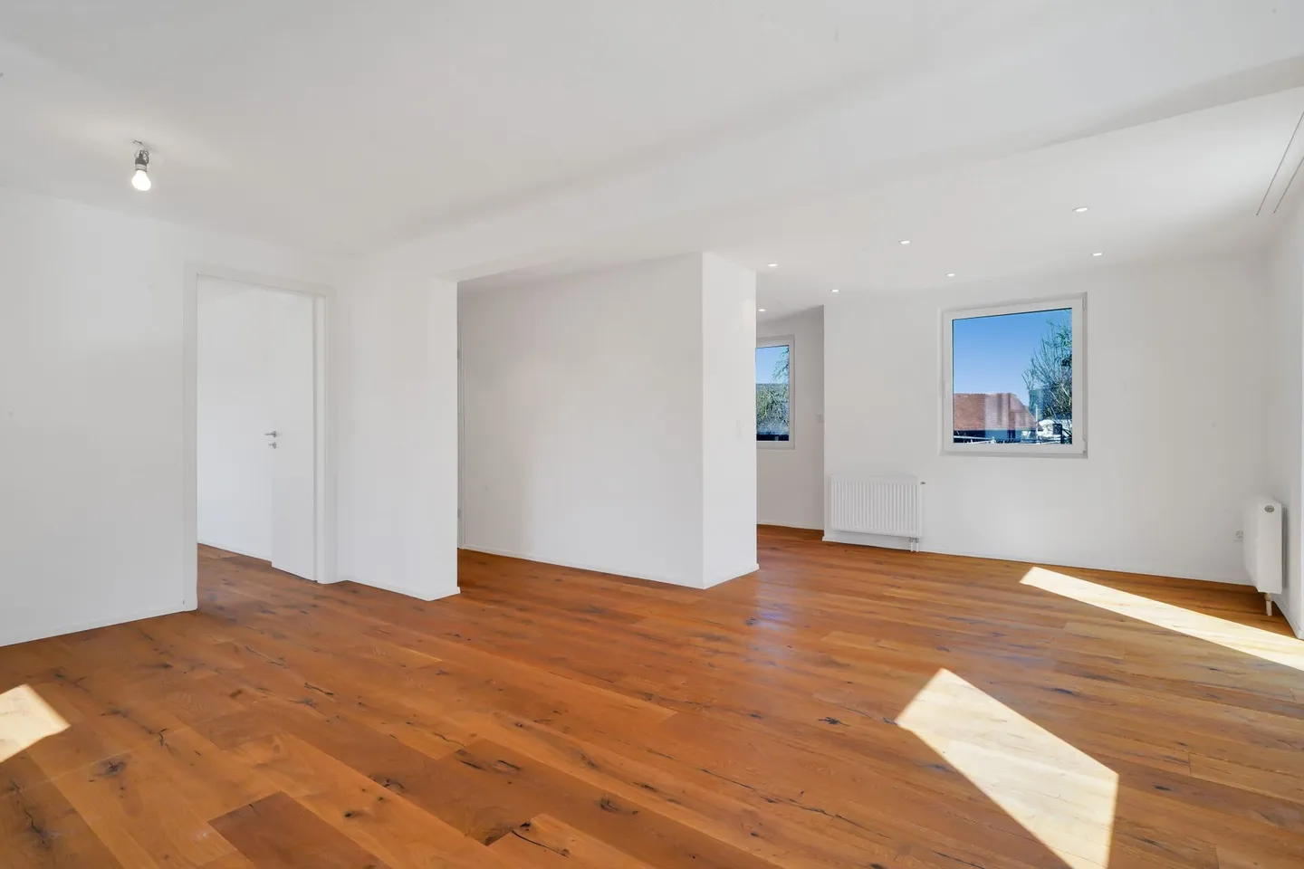Casa unifamiliare ristrutturata di 6,5 stanze con cucina gratuita - Foto 2 di 13