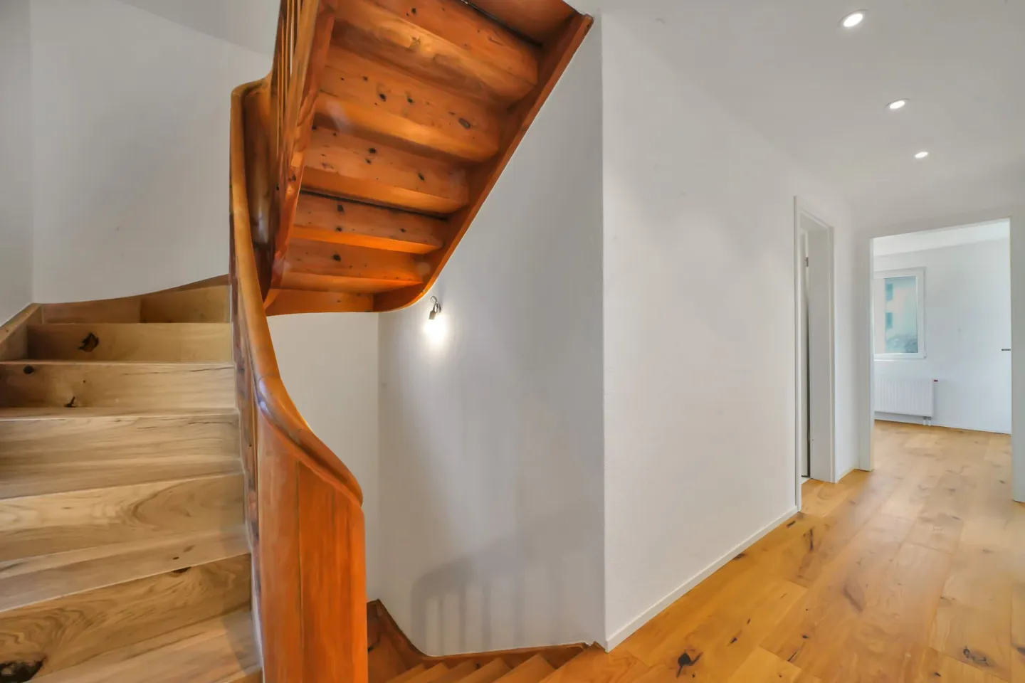 Casa unifamiliare ristrutturata di 6,5 stanze con cucina gratuita - Foto 4 di 13
