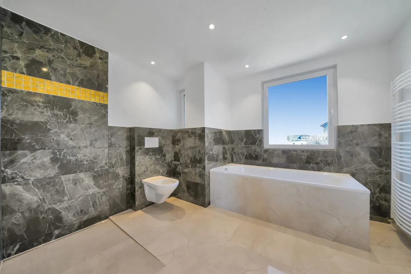 Casa unifamiliare ristrutturata di 6,5 stanze con cucina gratuita - Foto 6 di 13