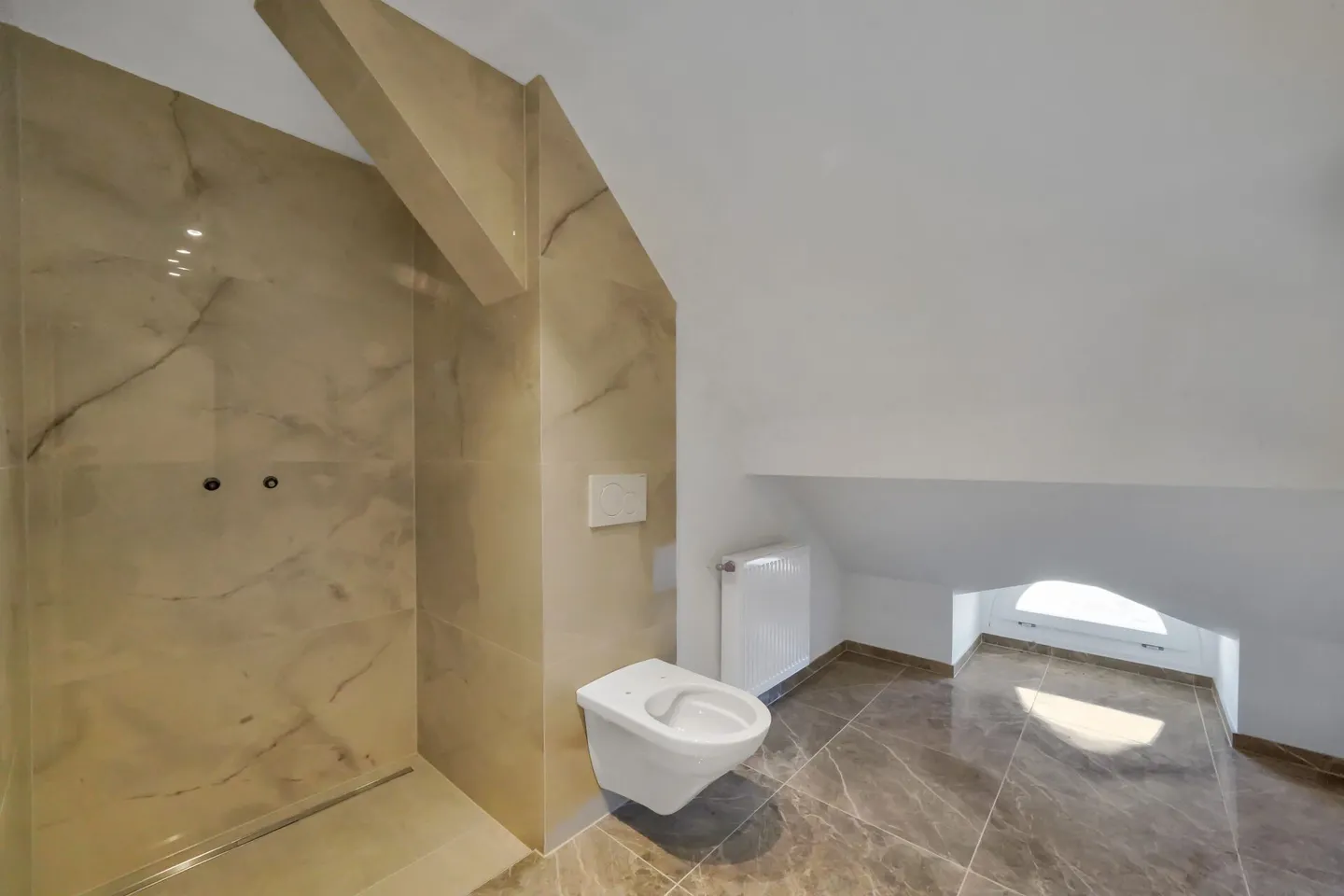 Casa unifamiliare ristrutturata di 6,5 stanze con cucina gratuita - Foto 8 di 13