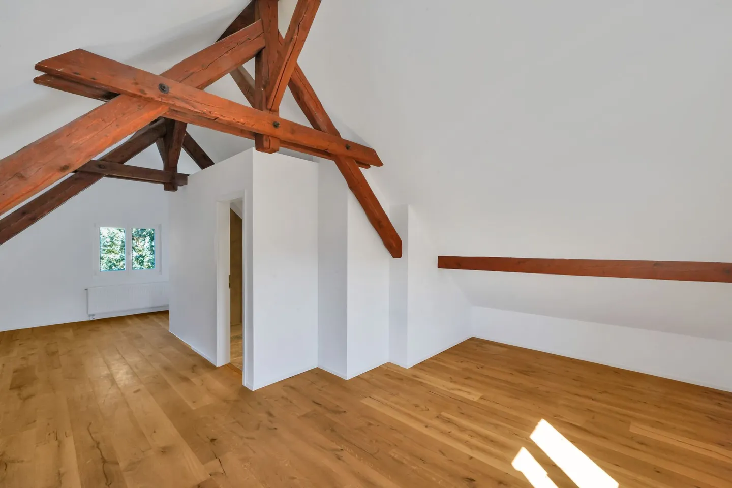 Casa unifamiliare ristrutturata di 6,5 stanze con cucina gratuita - Foto 9 di 13
