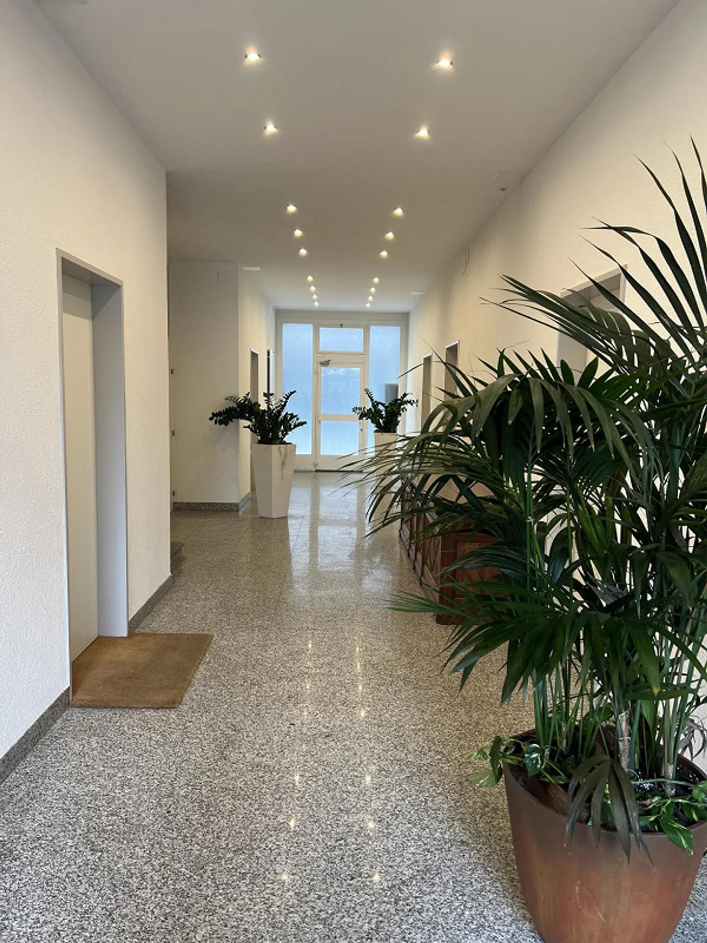 Chiasso, elegant and recent office with covered parking space - Photo 13 of 17