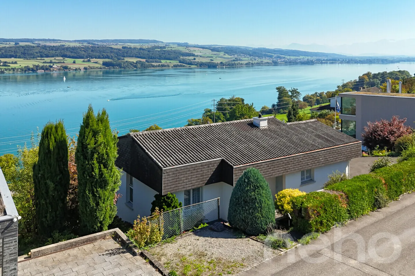 Detached single-family house with unobstructed lake view - Photo 1 of 12