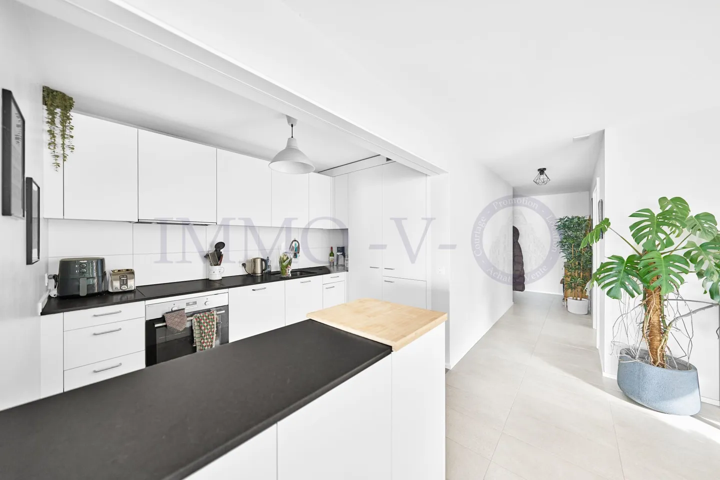 CONTEMPORARY HIGH-END APARTMENT WITH LARGE TERRACE - Photo 5 of 9