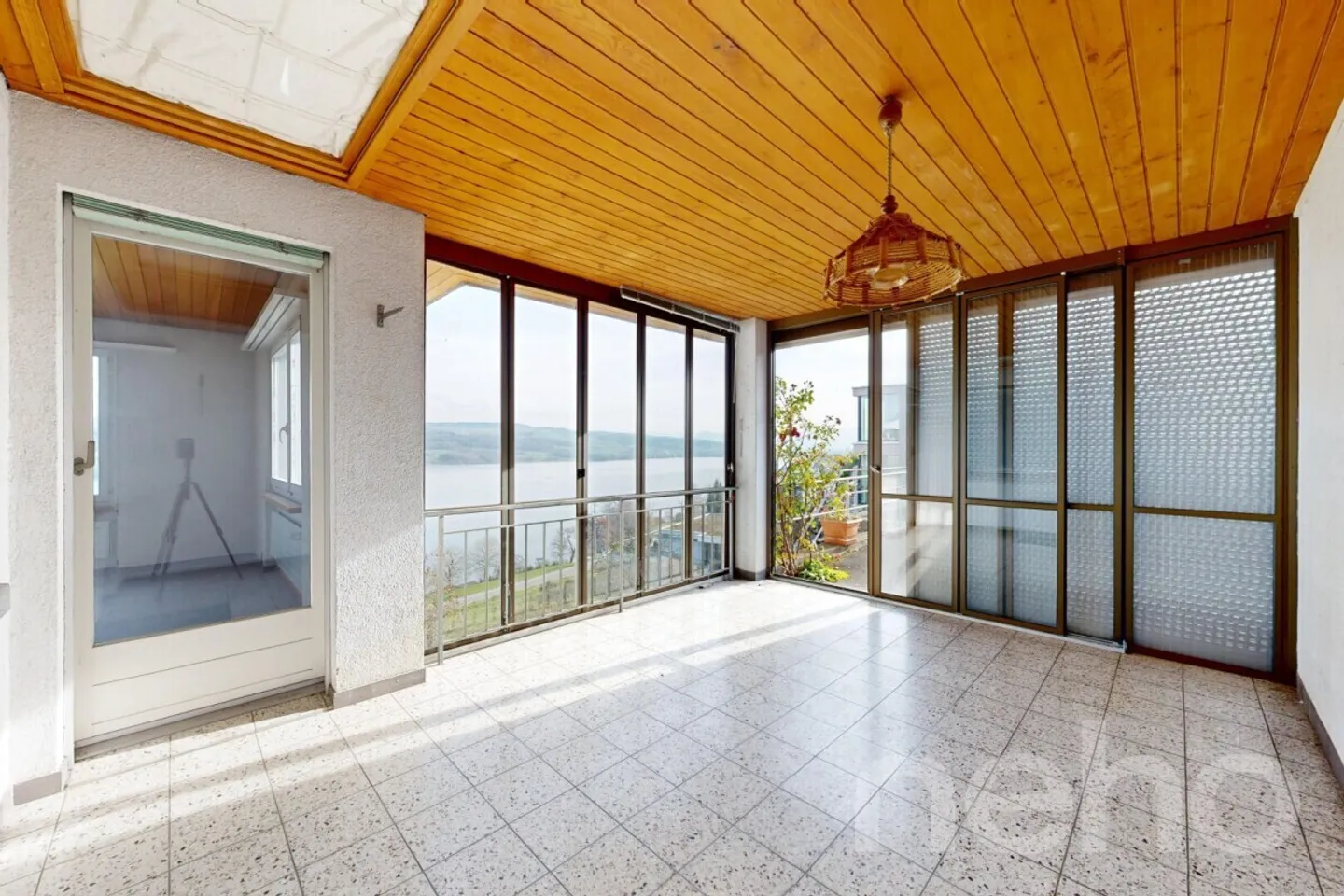 Detached single-family house with unobstructed lake view - Photo 8 of 12