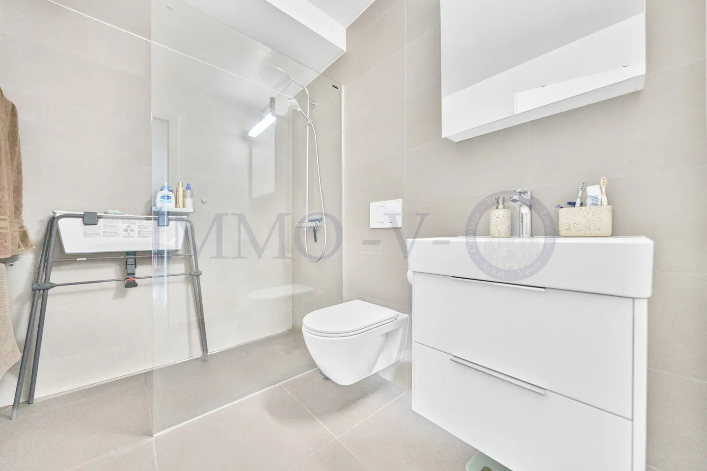 CONTEMPORARY HIGH-END APARTMENT WITH LARGE TERRACE - Photo 8 of 9