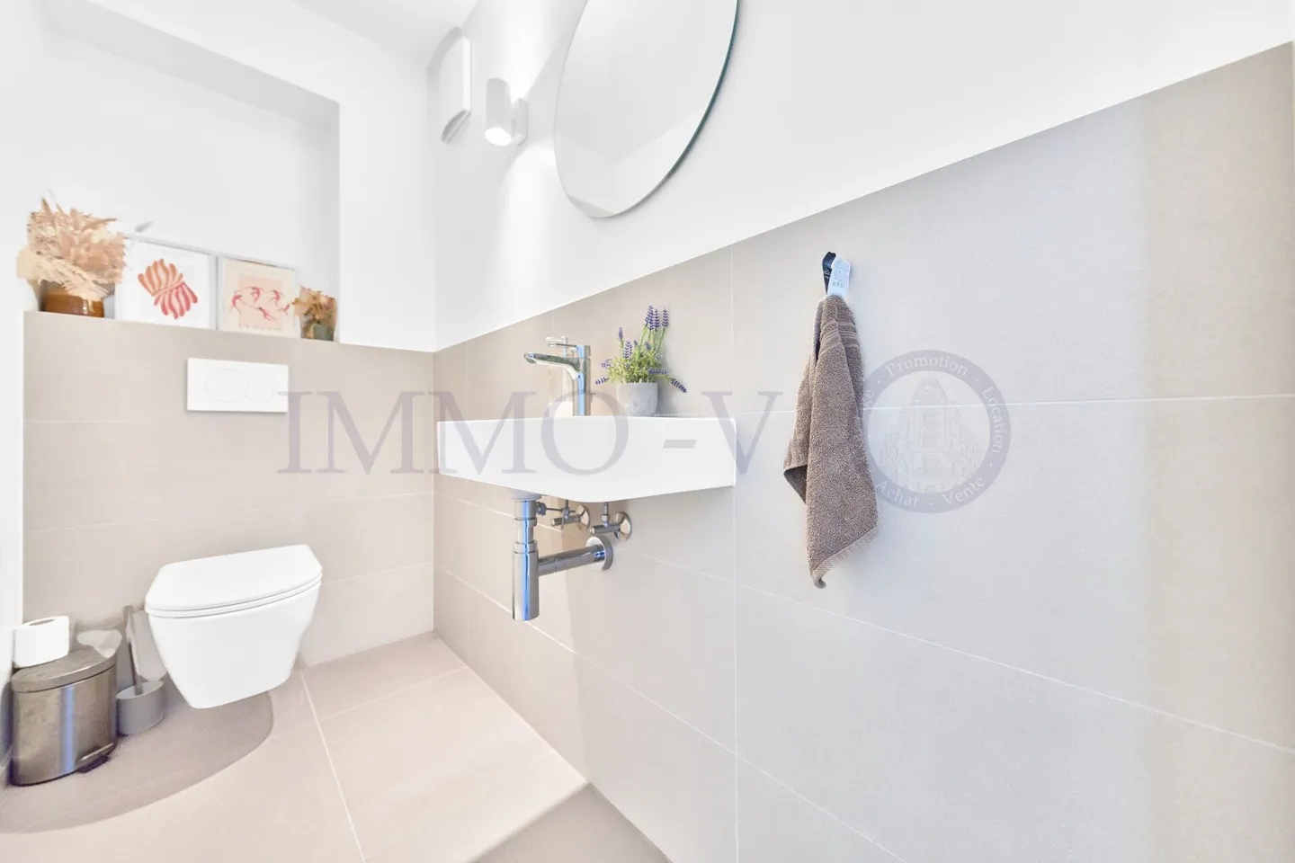 CONTEMPORARY HIGH-END APARTMENT WITH LARGE TERRACE - Photo 9 of 9