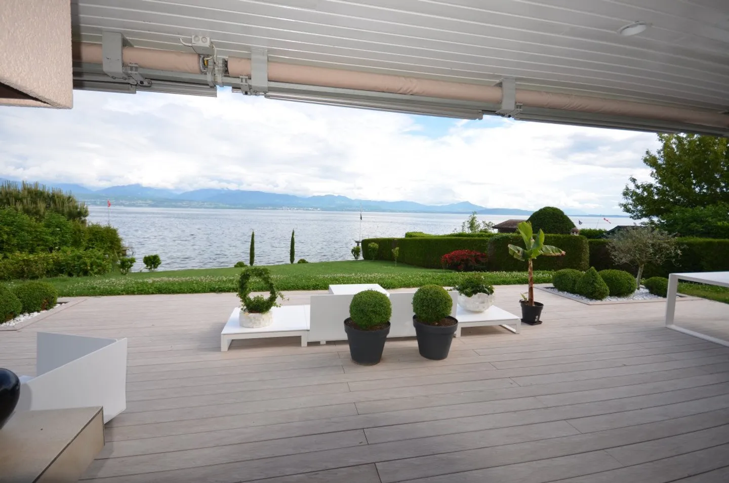Unique Lakefront Villa Duo - Photo 1 of 2