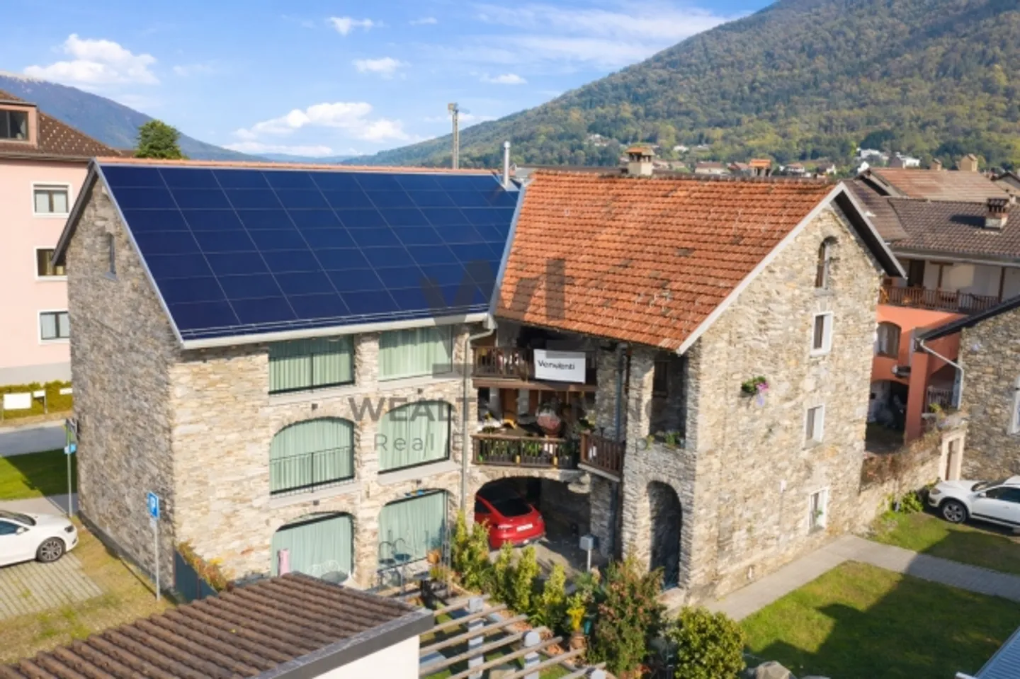 Casa a schiera di 5 camere con charme ticinese in una posizione tranquilla a Losone - Foto 1 di 13