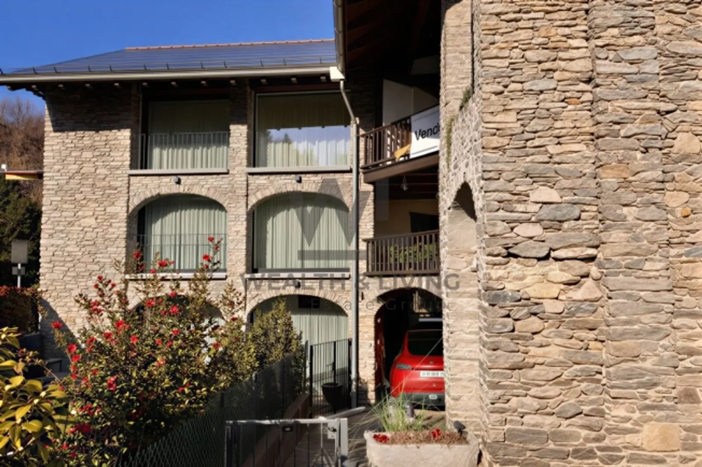 Casa a schiera di 5 camere con charme ticinese in una posizione tranquilla a Losone - Foto 3 di 13