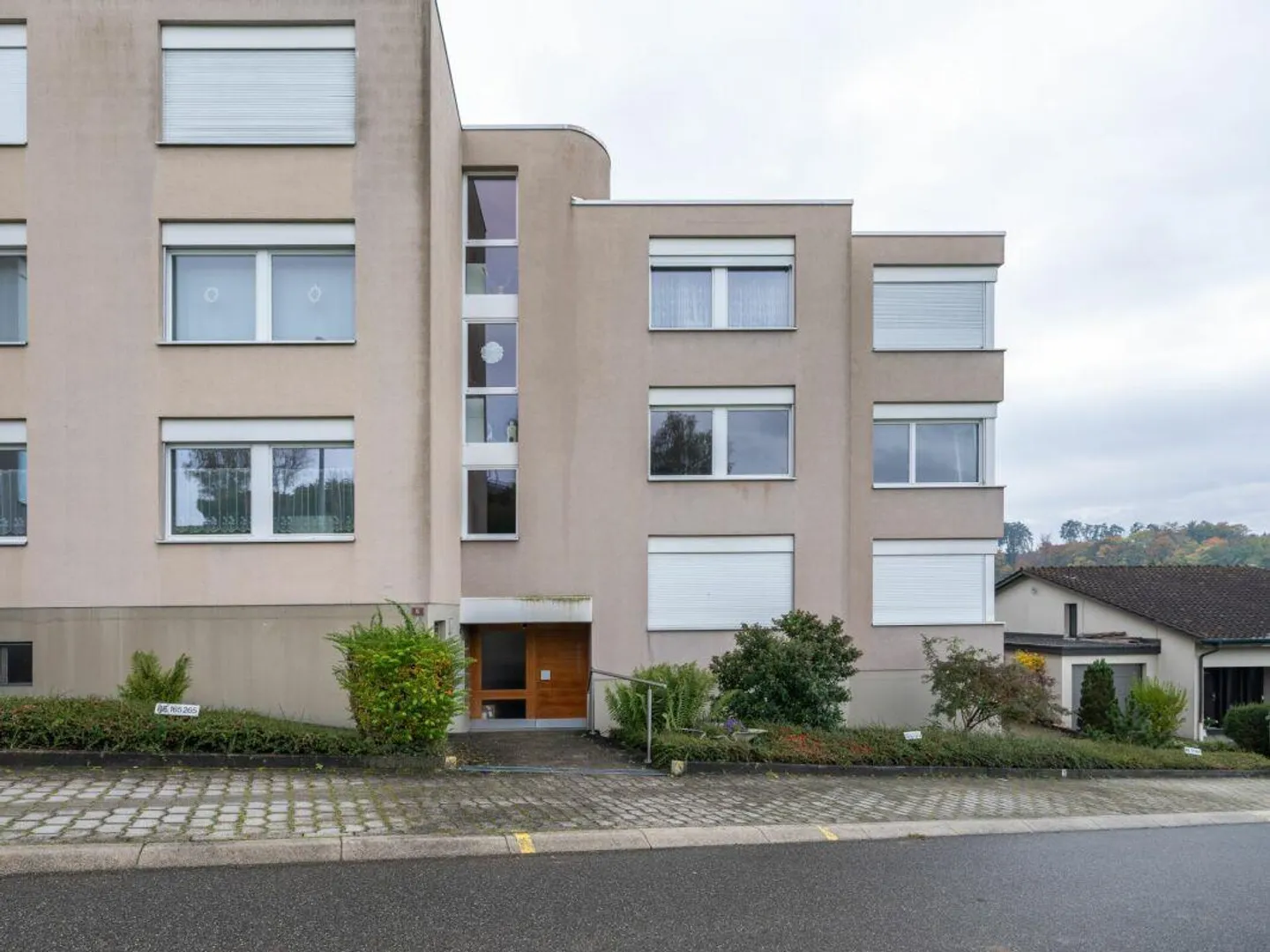 4.5 - 5.5 Room Apartment in Charming Multi-Family House - Photo 2 of 14