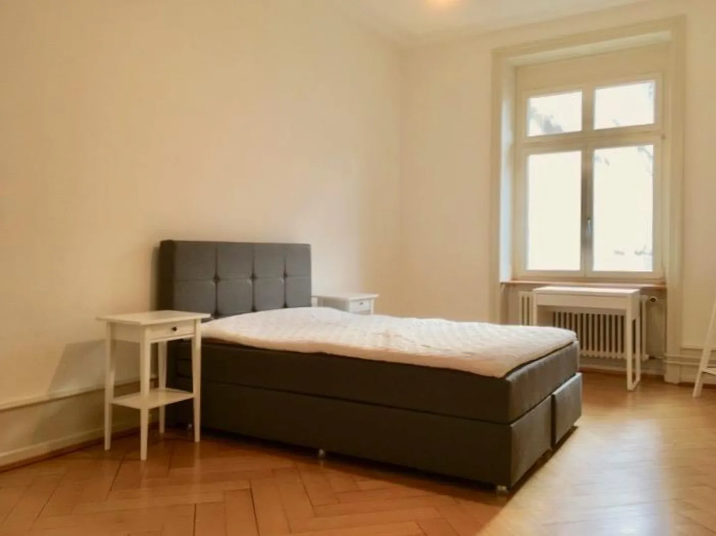 Furnished room in modernised apartment in a top location - Photo 1 of 8