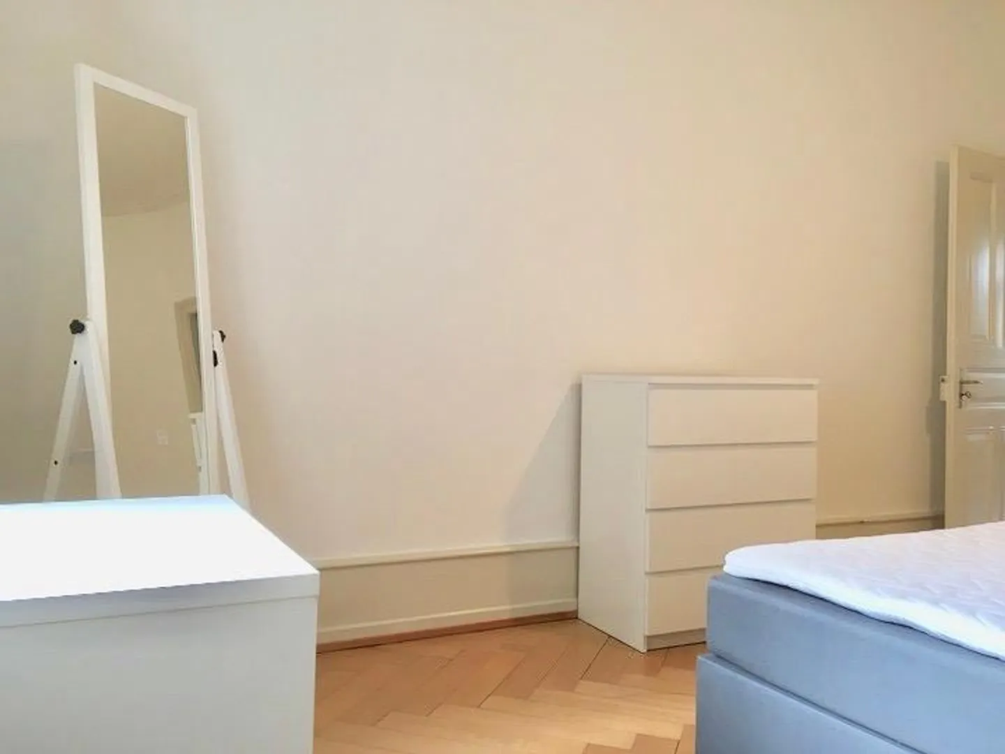 Furnished room in modernised apartment in a top location - Photo 2 of 8