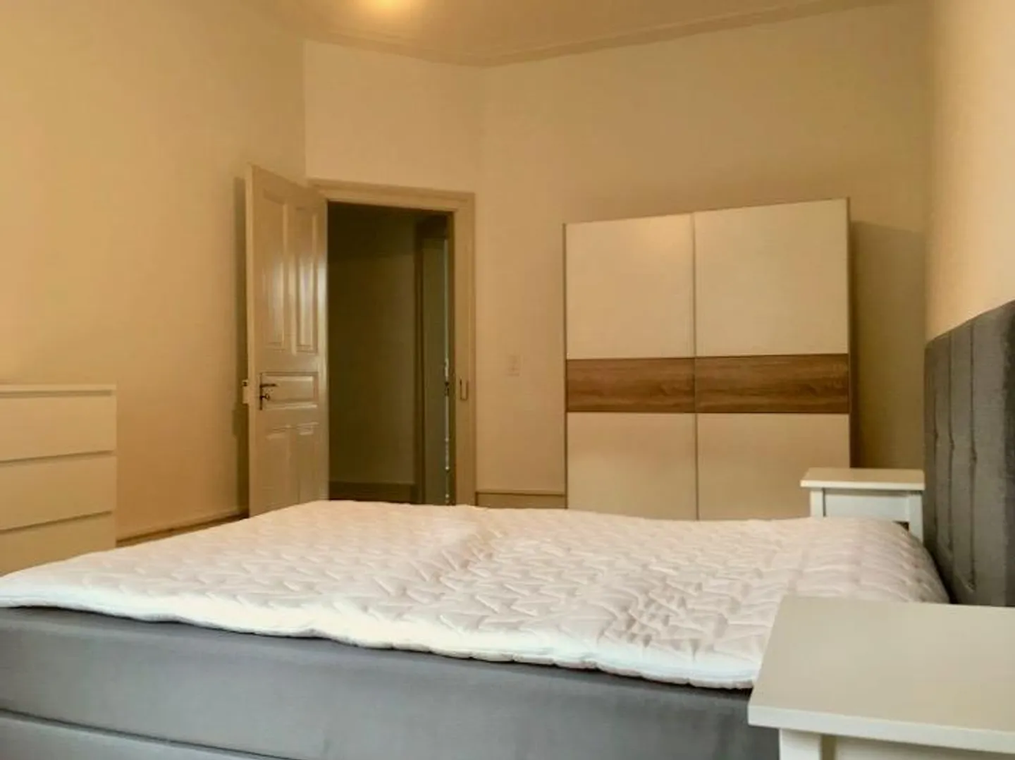 Furnished room in modernised apartment in a top location - Photo 3 of 8