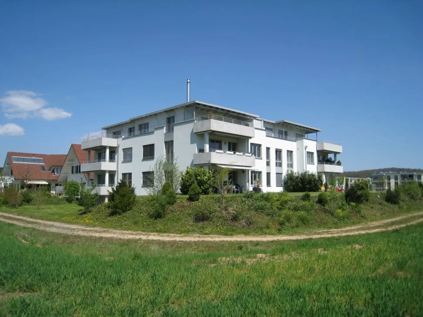 Moderne 4 1/2 Zimmerwohnung 1.OG - Foto 1 von 14