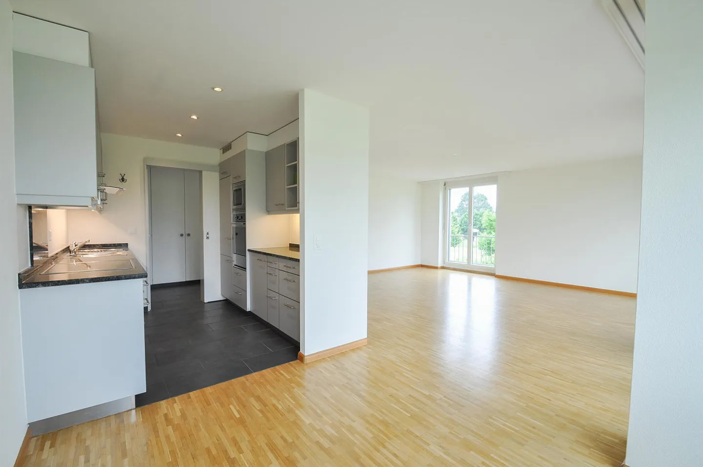 Moderne 4 1/2 Zimmerwohnung 1.OG - Foto 2 von 14