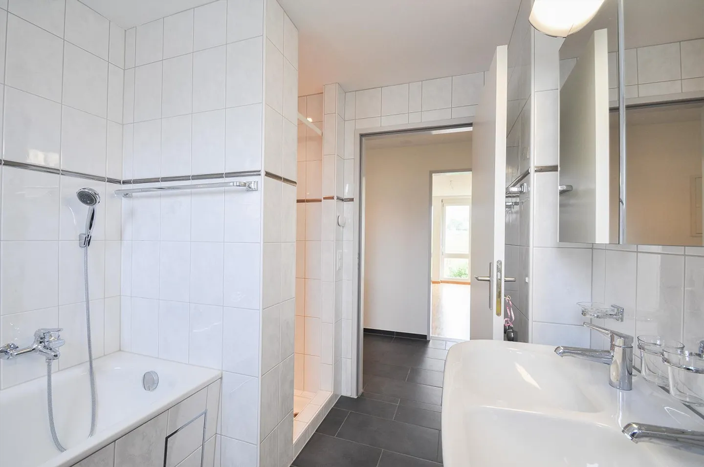 Moderne 4 1/2 Zimmerwohnung 1.OG - Foto 11 von 14