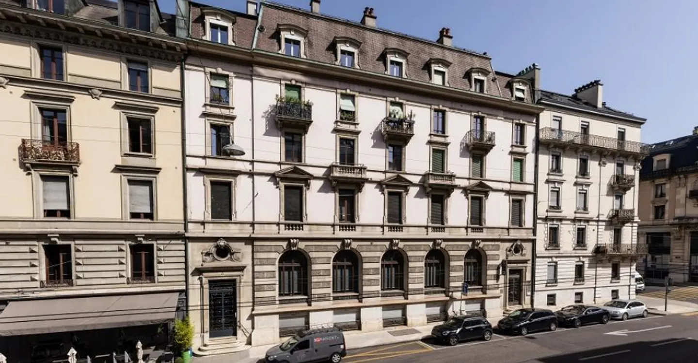 Spazioso appartamento di 4 stanze all'ultimo piano, vicino al quartiere bancario - Foto 1 di 10