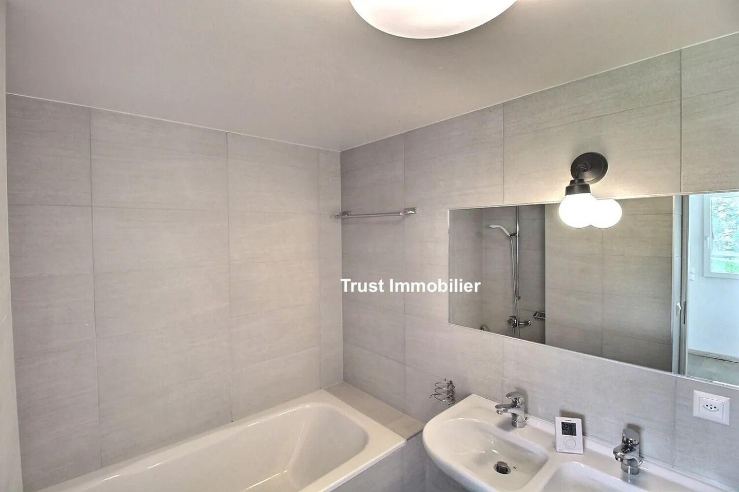 Spacious Modern Apartment with Jura View, 10 Minutes from Nyon - Photo 9 of 16