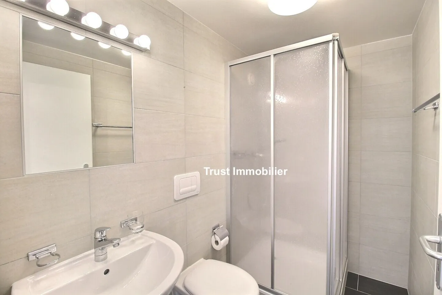 Spacious Modern Apartment with Jura View, 10 Minutes from Nyon - Photo 11 of 16