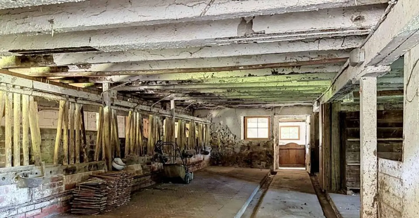 Charmante ferme de 7 pièces à rénover, environnement paisible avec annexes - Photo 9 of 12