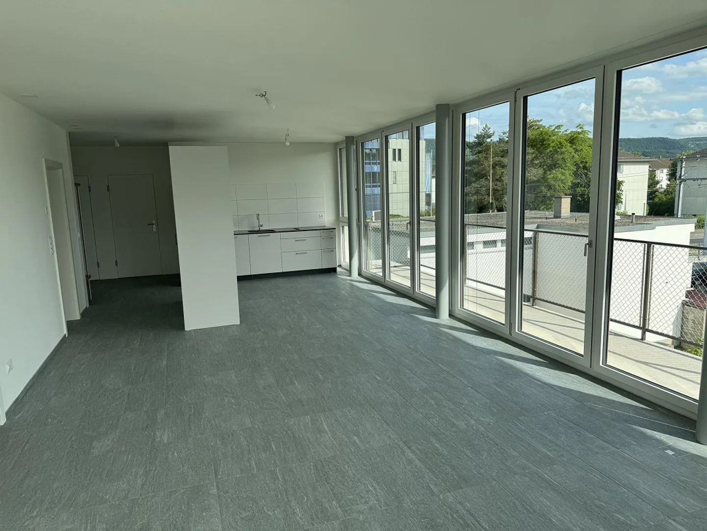 Modern and light-flooded apartment - Photo 3 of 6
