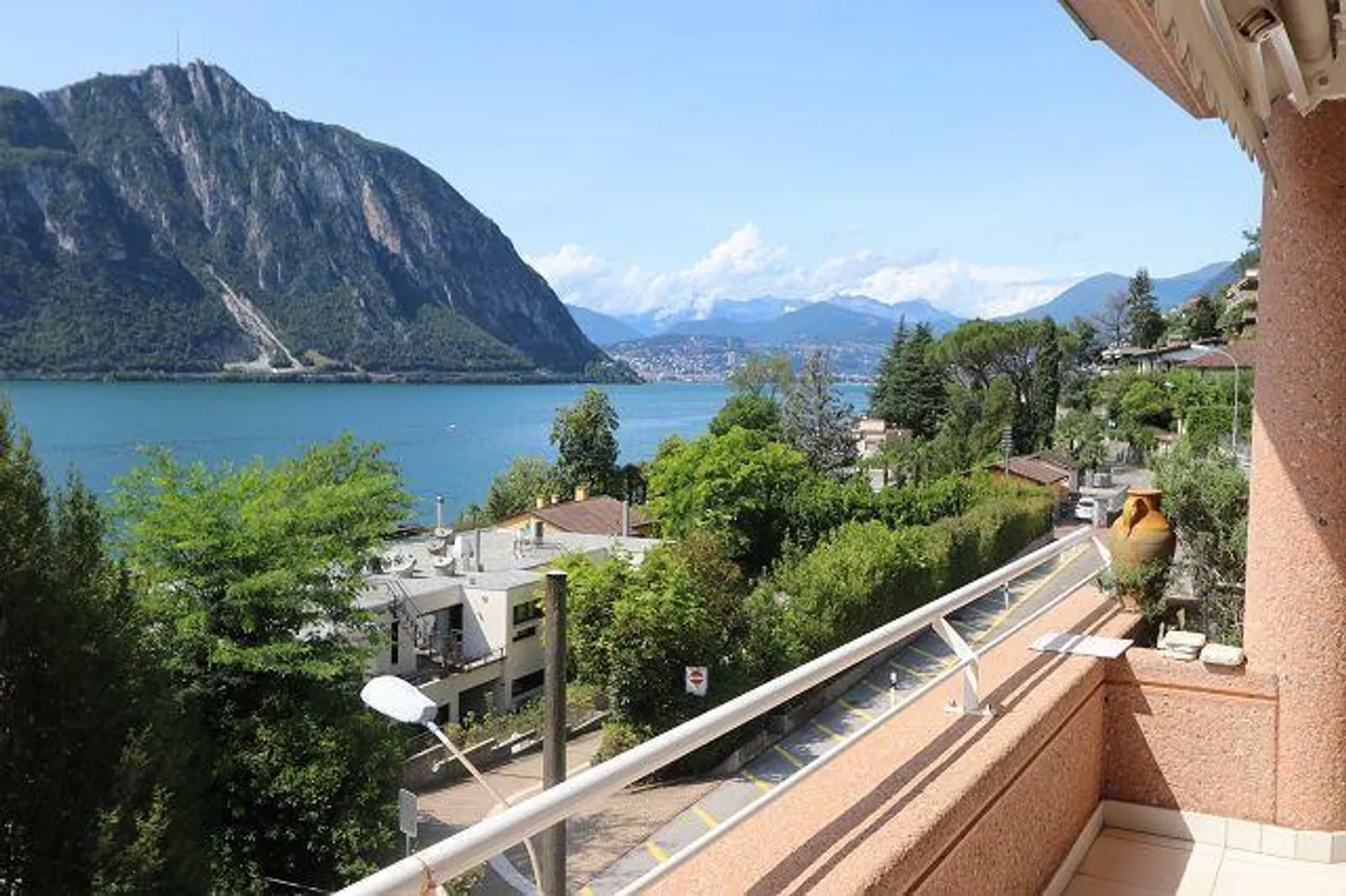 Luxurious Penthouse with Lake View - Photo 18 of 29
