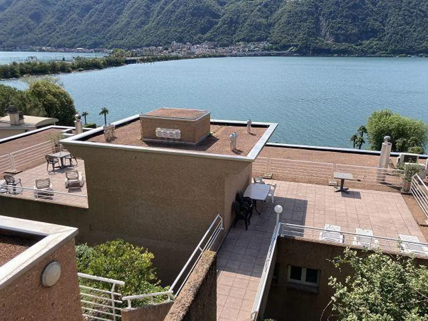 Luxurious Penthouse with Lake View - Photo 20 of 29