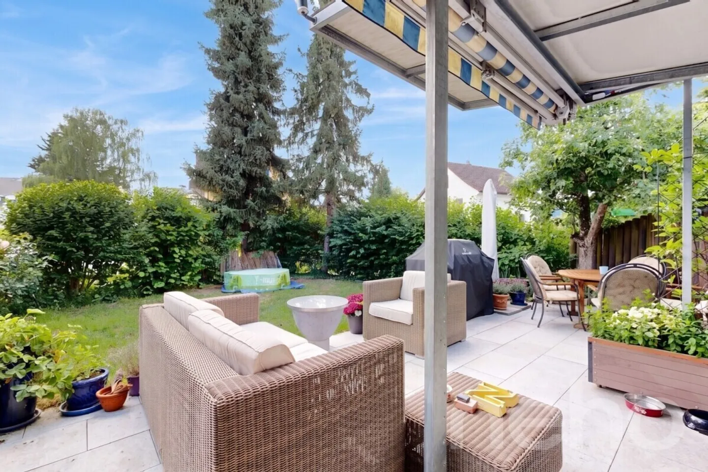 Casa a schiera ben tenuta con giardino accogliente - Foto 2 di 12