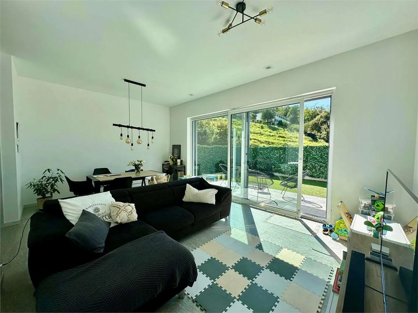 Villa a schiera moderna con giardino privato ad Arzo, standard Minergie - Foto 3 di 11