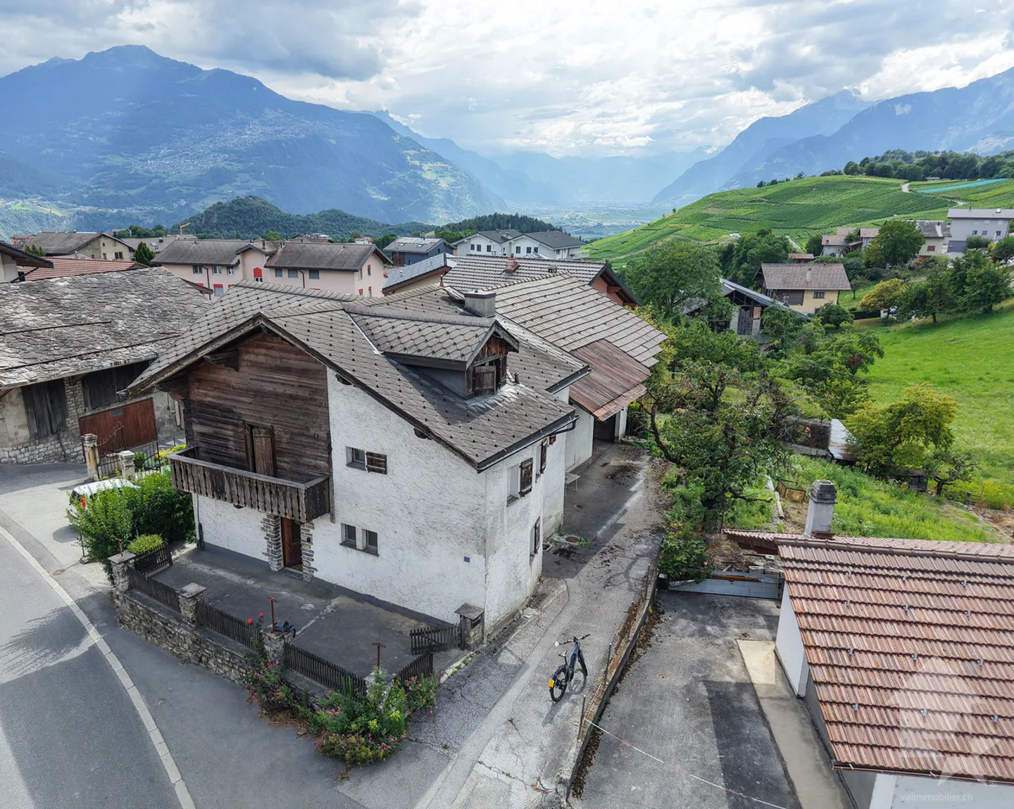 Casa nel villaggio con fienile annesso e garage - Foto 2 di 13