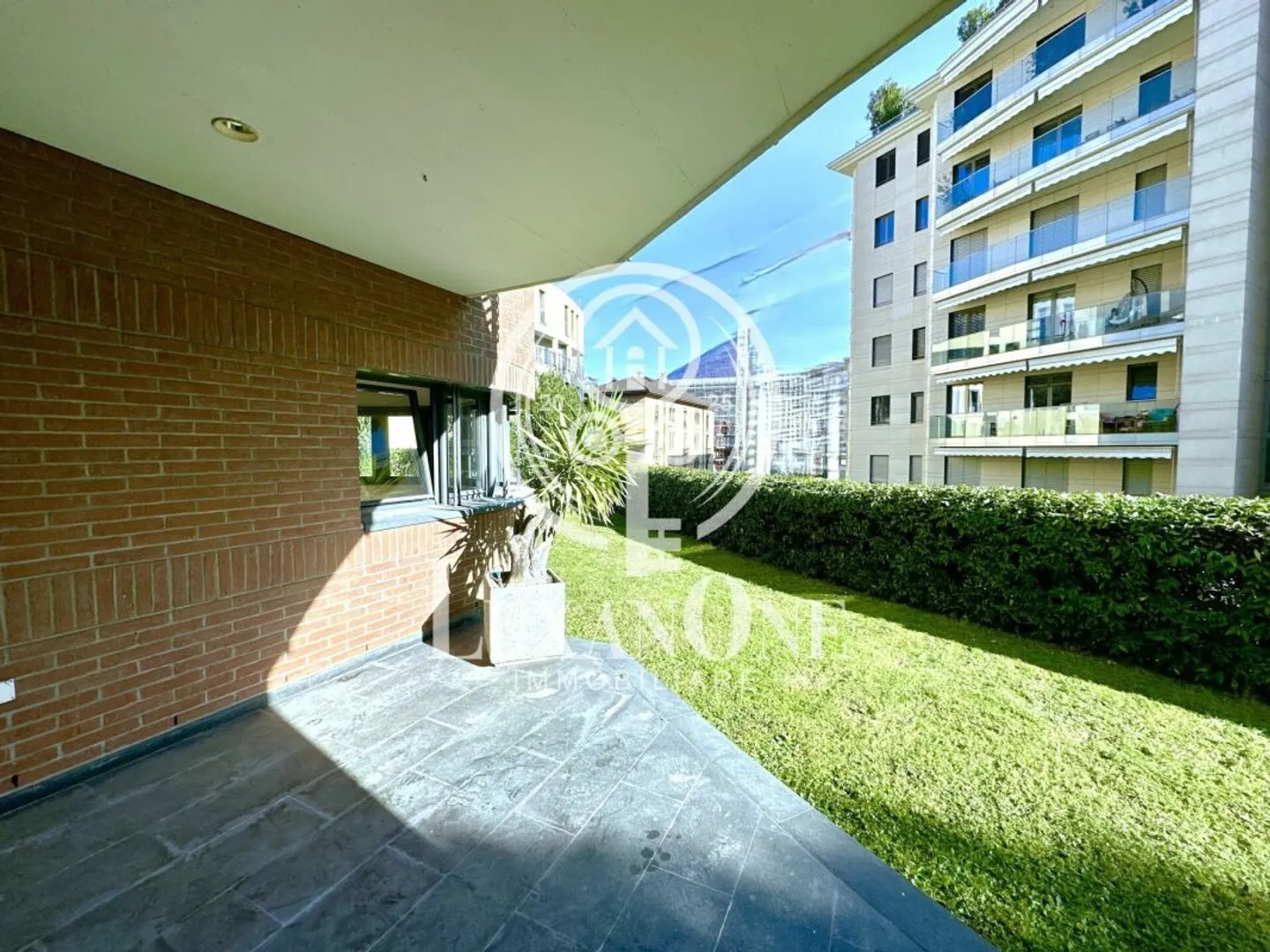 Living just a few steps from Lake Lugano and near renowned private schools - Photo 4 of 8