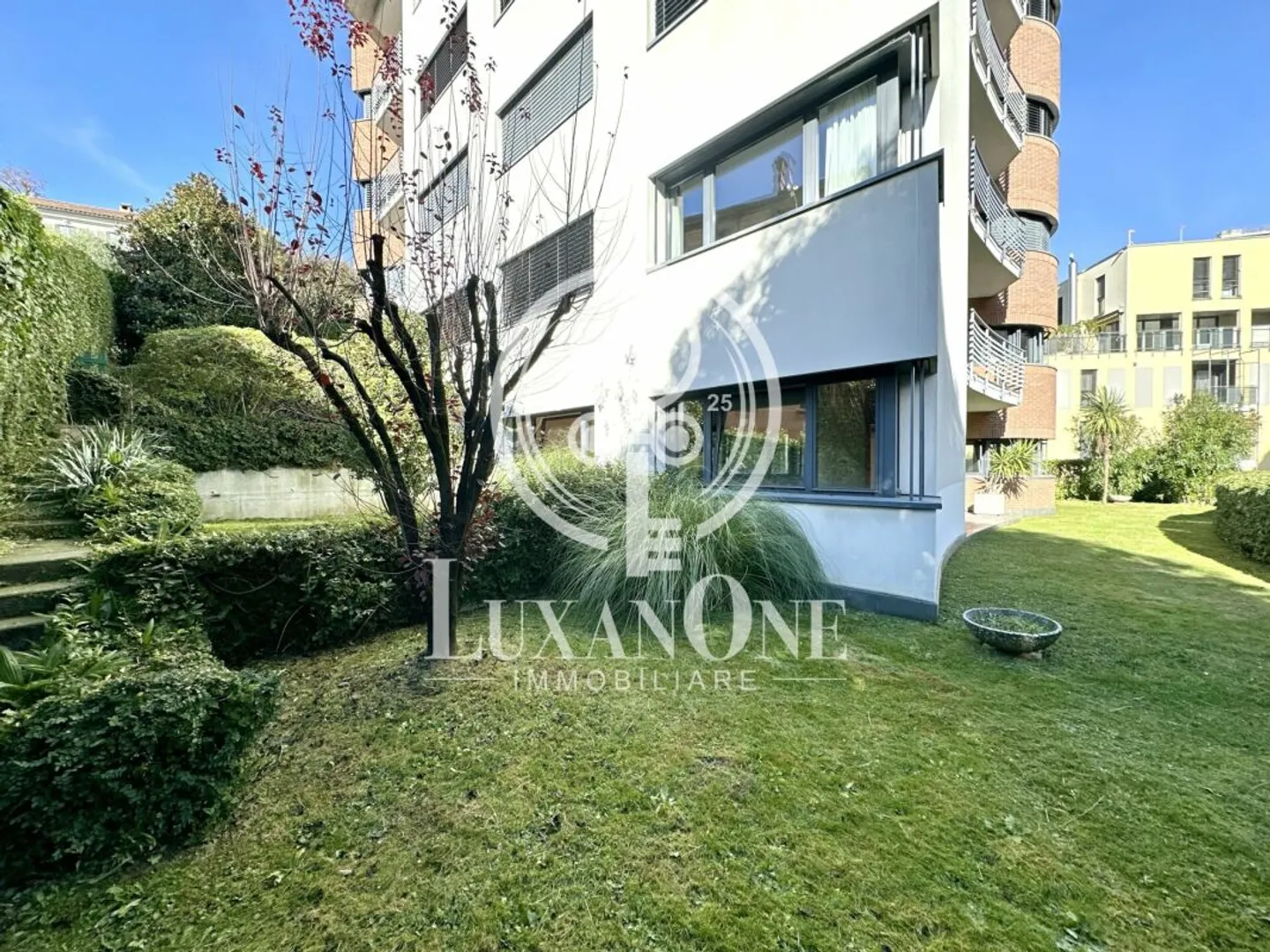 Living just a few steps from Lake Lugano and near renowned private schools - Photo 3 of 8