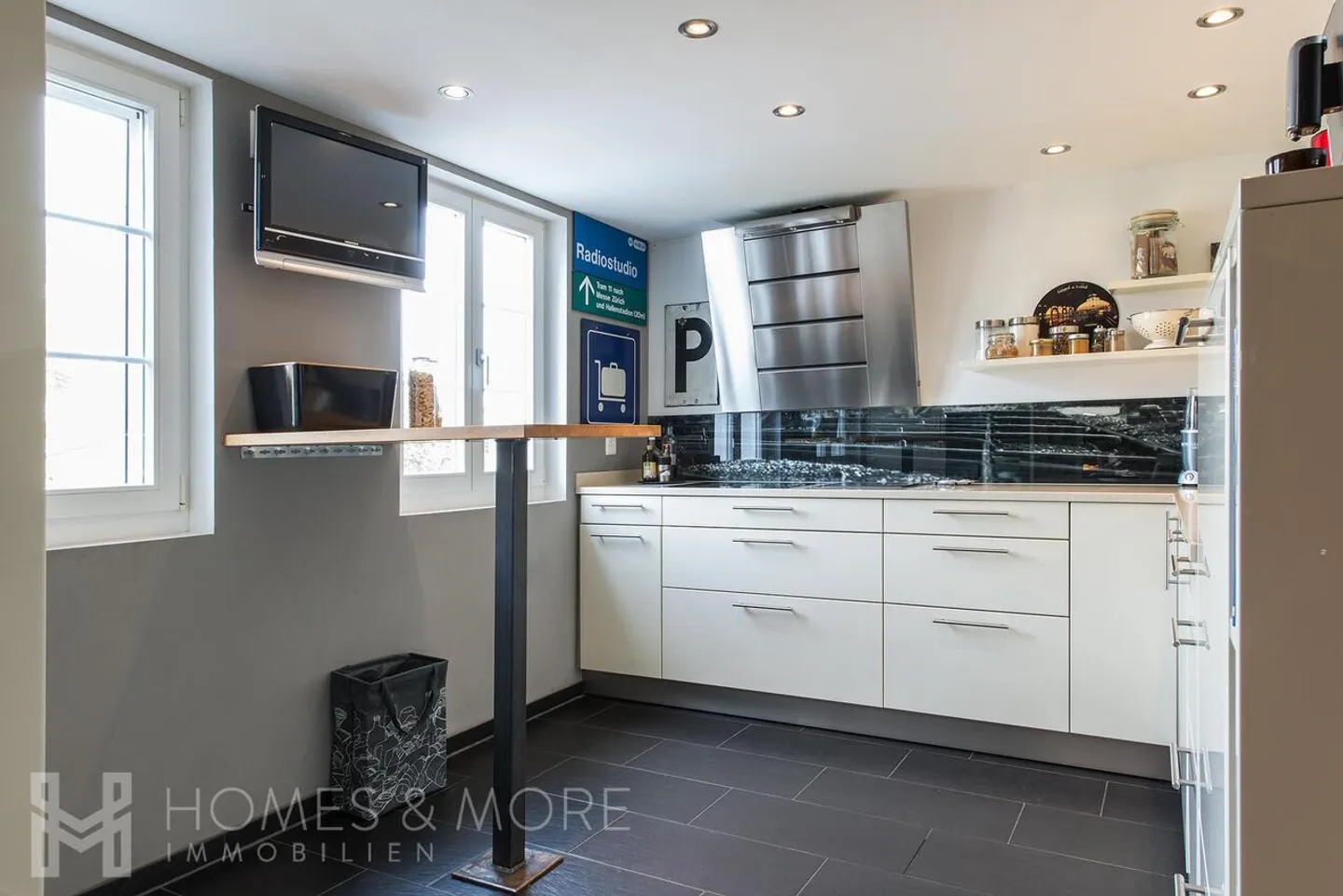 FARMHOUSE WITH DEVELOPMENT POTENTIAL - Photo 4 of 10