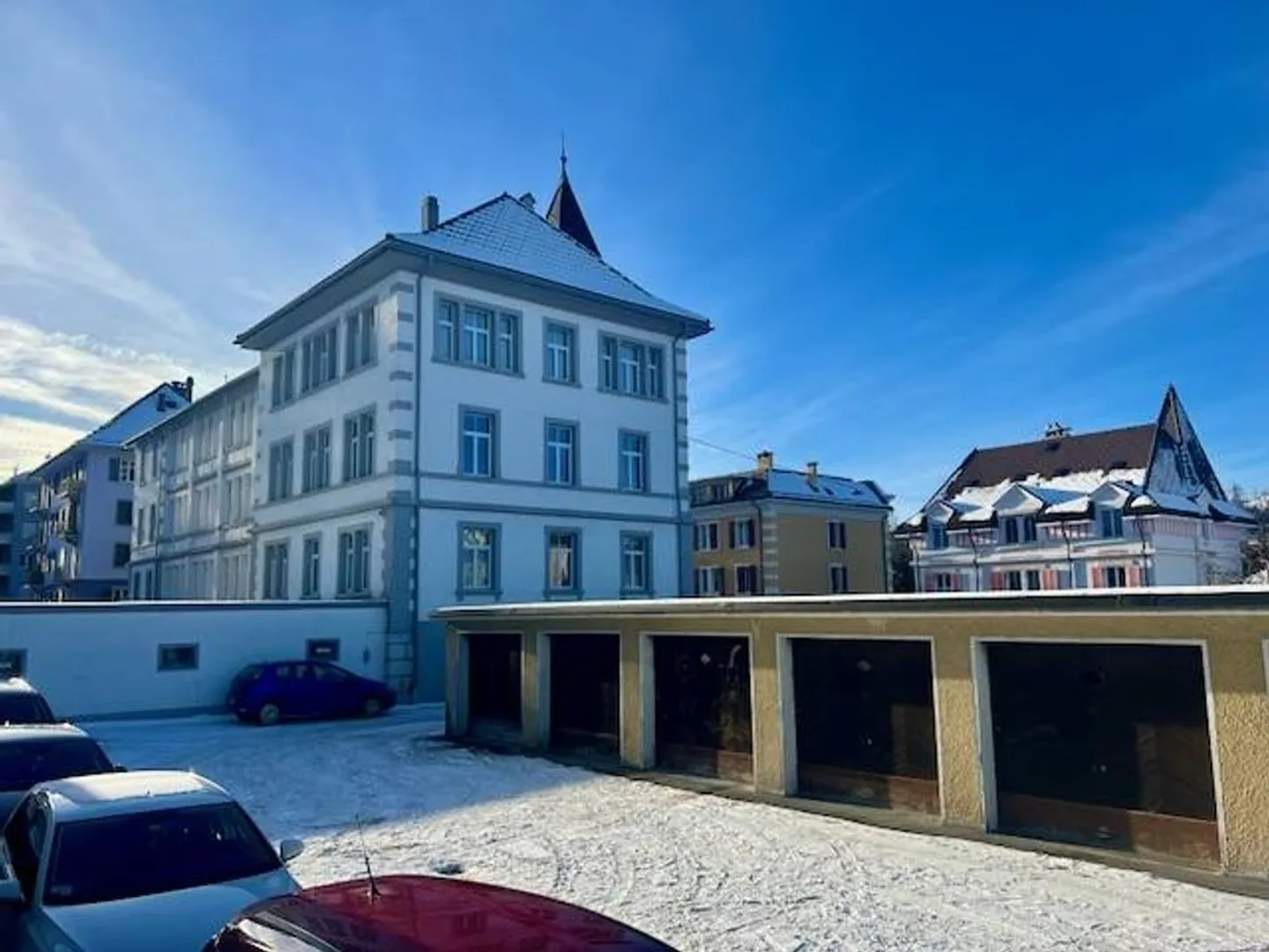 Make an offer for this very beautiful mixed-use building, with 14 garages and 18 parking spaces - Photo 3 of 13