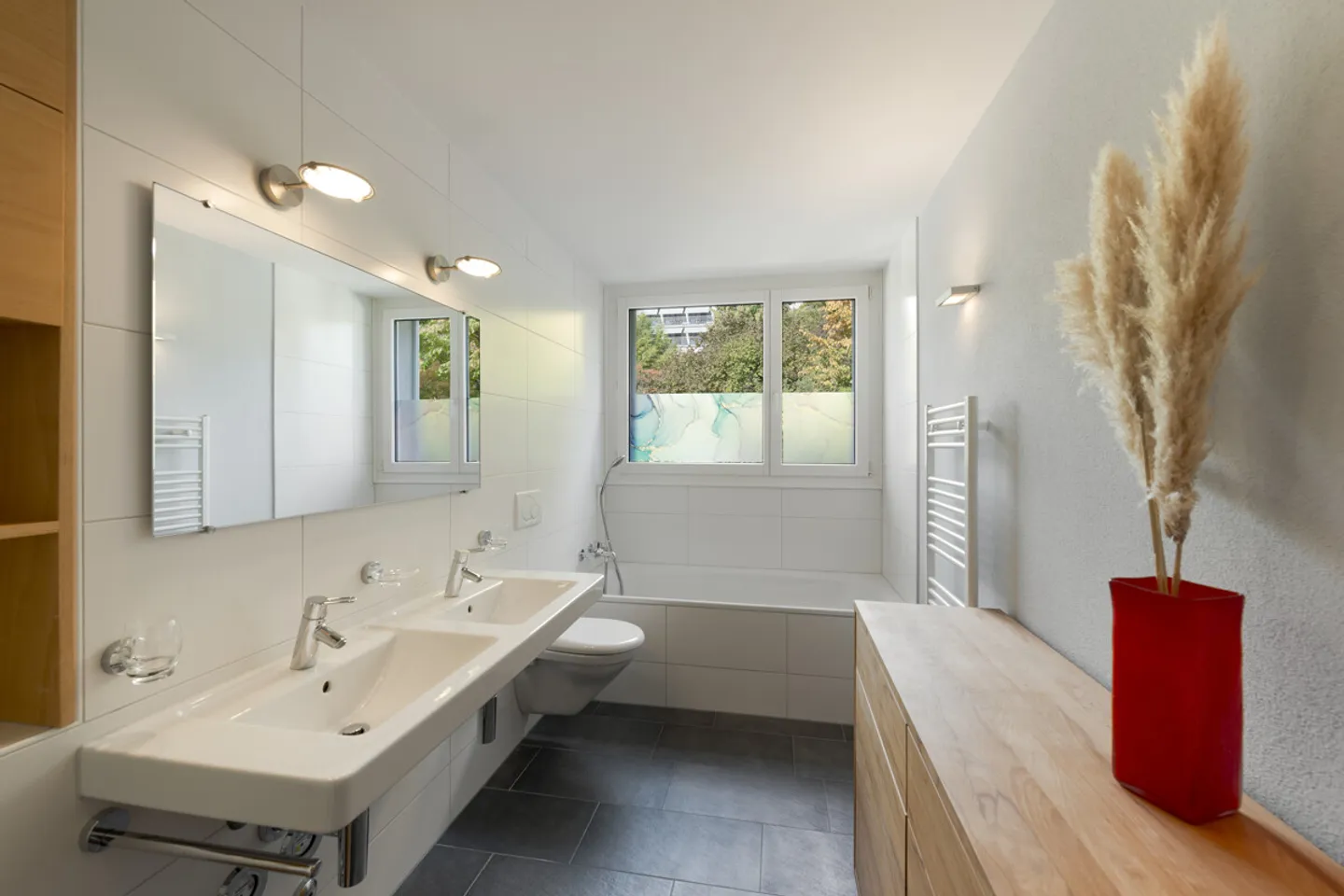 Living with a panoramic view over the rooftops of Winterthur - Photo 2 of 7