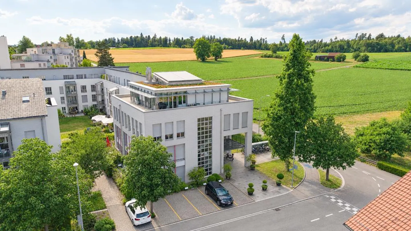 Appartement moderne de 3,5 pièces avec patio dans un endroit calme - Photo 1 sur 11