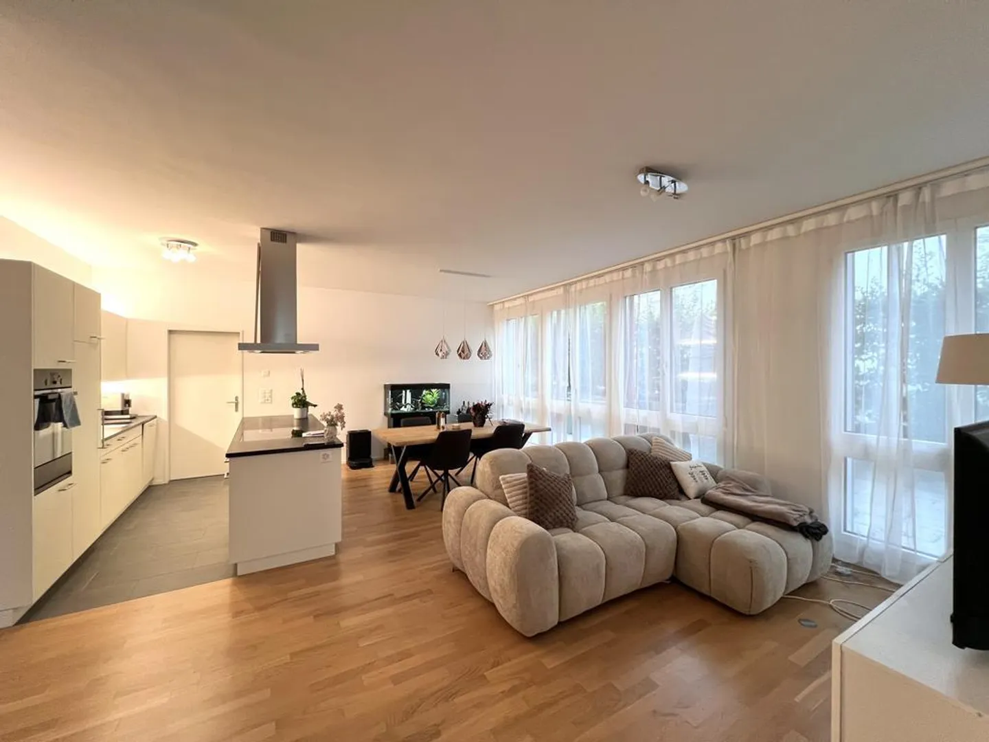 Appartement moderne de 3,5 pièces avec patio dans un endroit calme - Photo 2 sur 11