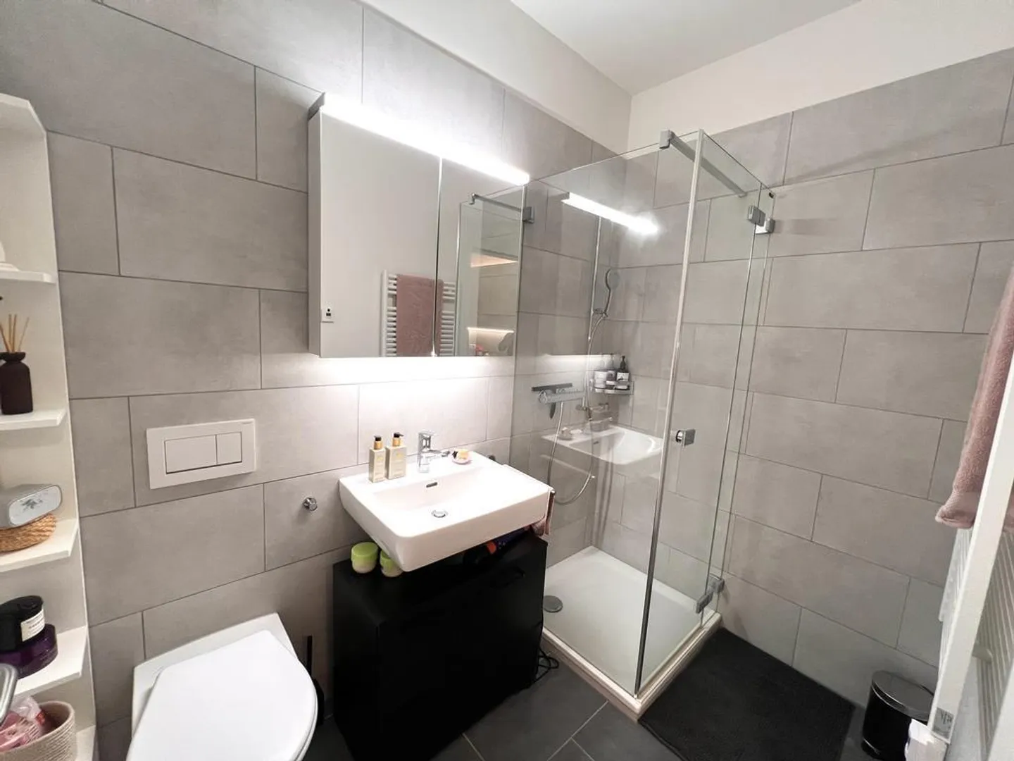 Appartement moderne de 3,5 pièces avec patio dans un endroit calme - Photo 7 sur 11